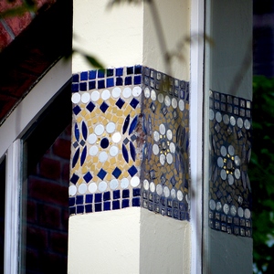 Colonne décorée de mosaïques, fenêtres et arc en briques - France  - collection de photos clin d'oeil, catégorie rues